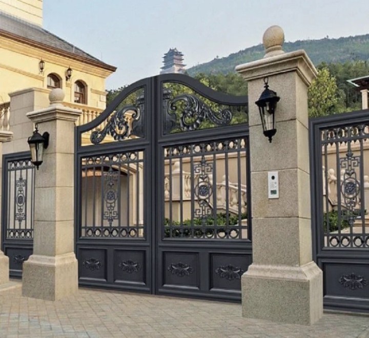 American Classic Style External Front Entry Doors Wrought Iron Double Exterior Driveway Gate Metal Ornaments for Decoration