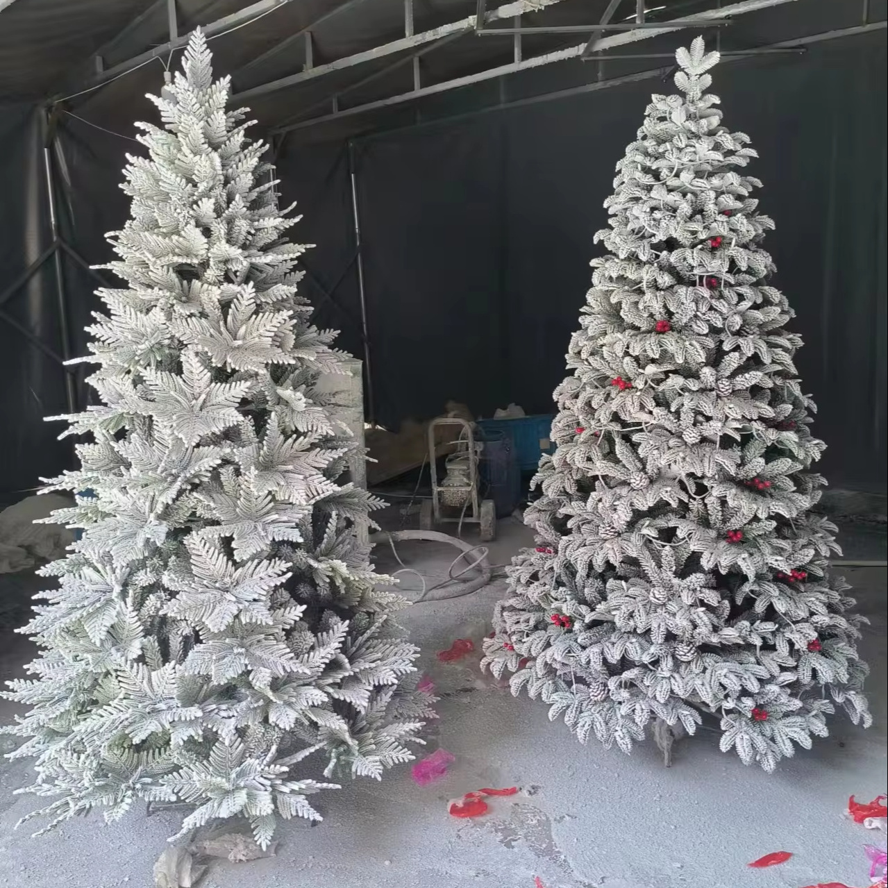 Factory Direct Indoor Customized Christmas Tree Wholesale Flocked PE Snowflake Realistic Artificial Christmas Tree