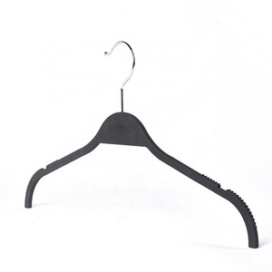 Factory Wholesale Cheap Space Saving Slim Rubber Coating Non Slip Plastic Black Clothes Hangers Without Pant Bar