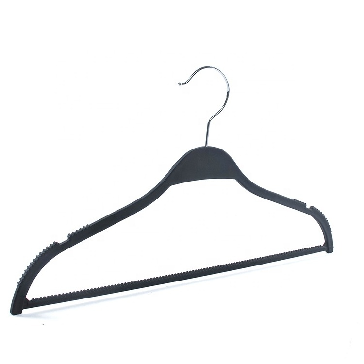 Factory Wholesale Cheap Space Saving Slim Rubber Coating Non Slip Plastic Black Clothes Hangers Without Pant Bar