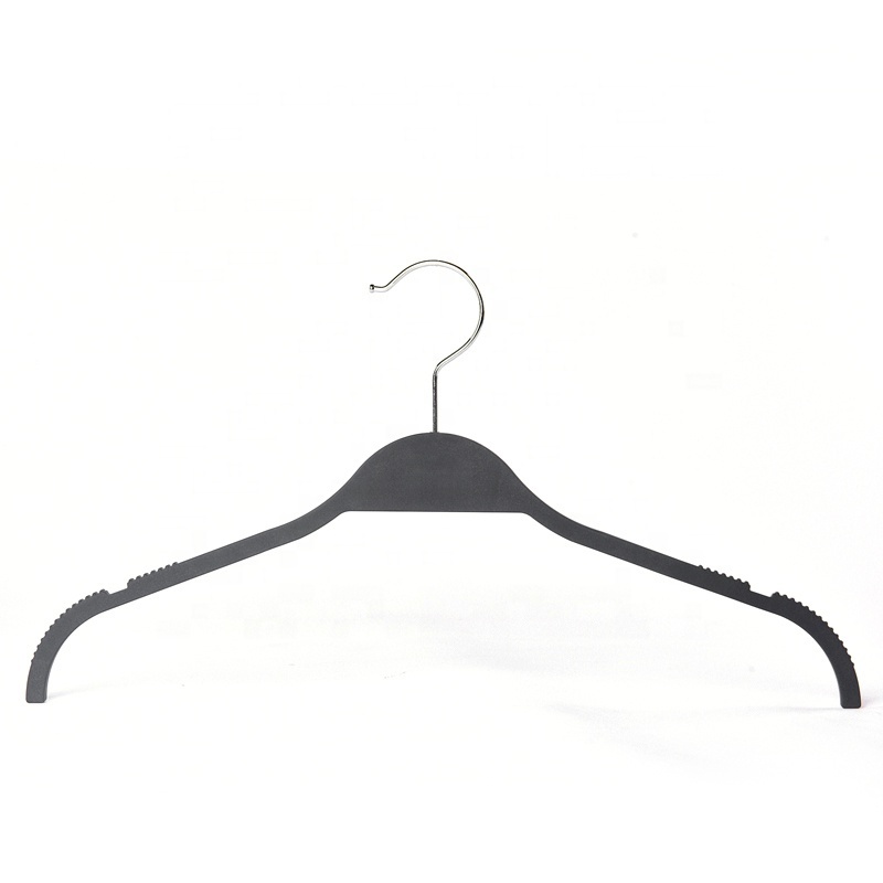 Factory Wholesale Cheap Space Saving Slim Rubber Coating Non Slip Plastic Black Clothes Hangers Without Pant Bar