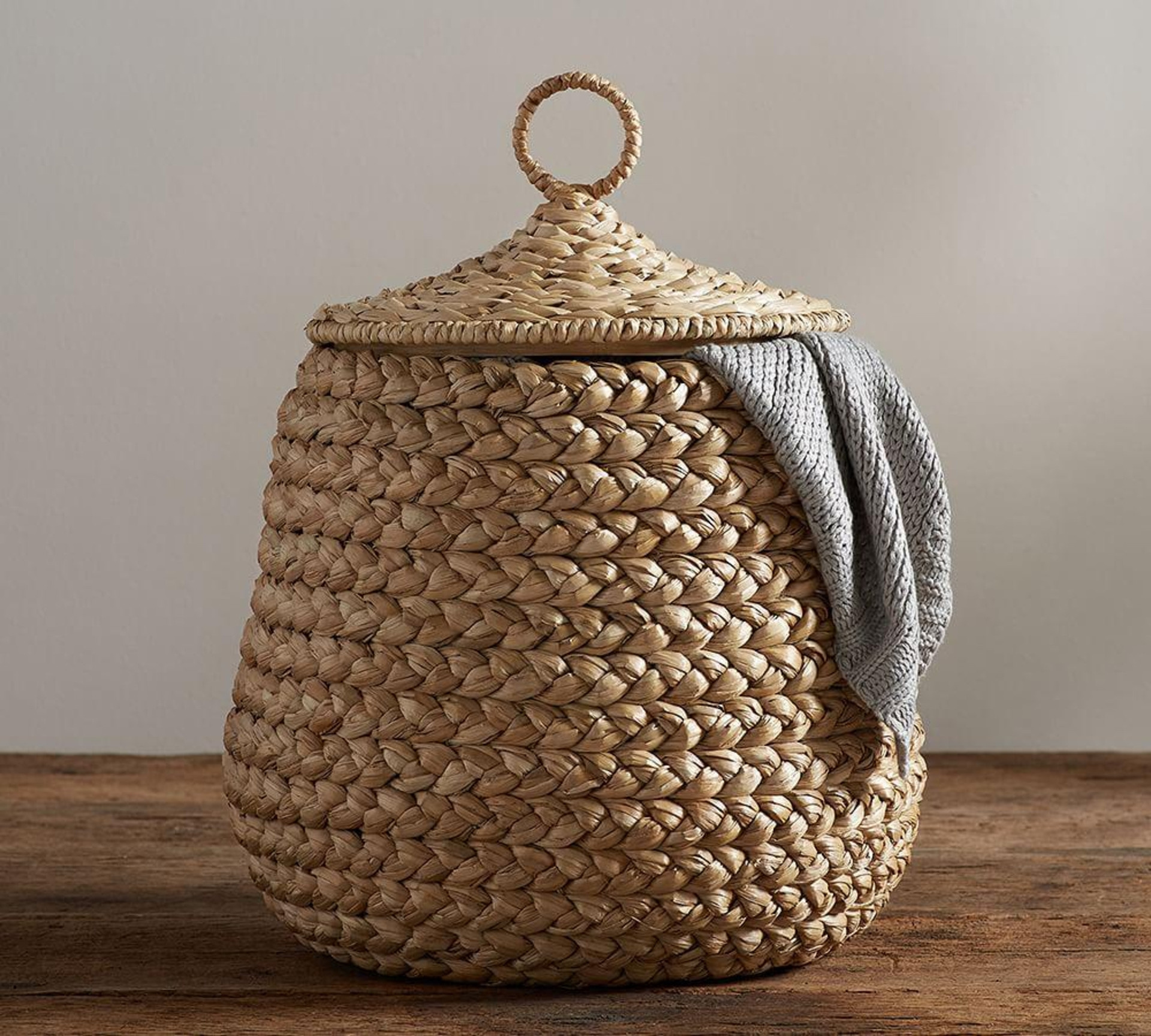 2024 Best Selling Decorative Elegant Unique Wicker Straw Laundry Baskets for Storage Made of Natural Seagrass Water Hyacinth