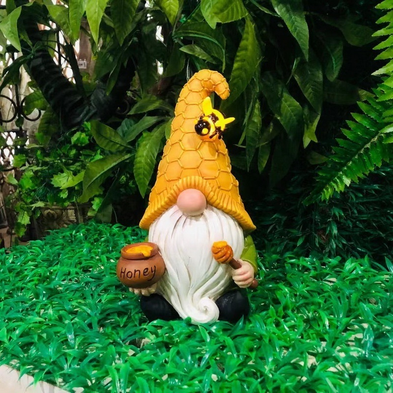 Resin Outdoor Garden Bee Lighted Gnome Statue Polyresin Crafts Gnomes LED Solar Lights Sculpture Decoration