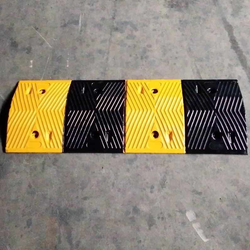 rubber speed breaker yellow /black rubber speed hump Road Speed Bump/Hump