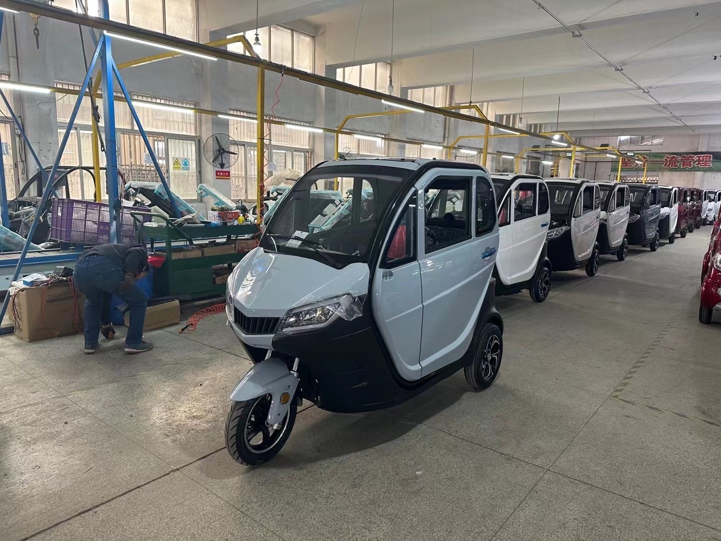 Electric Vehicle 2000w Motor Electric Fully Enclosed Tricycle Cheap 3 Wheel 4 Wheel 60V Closed 3 Wheel Bike Taxi for Sale Eec