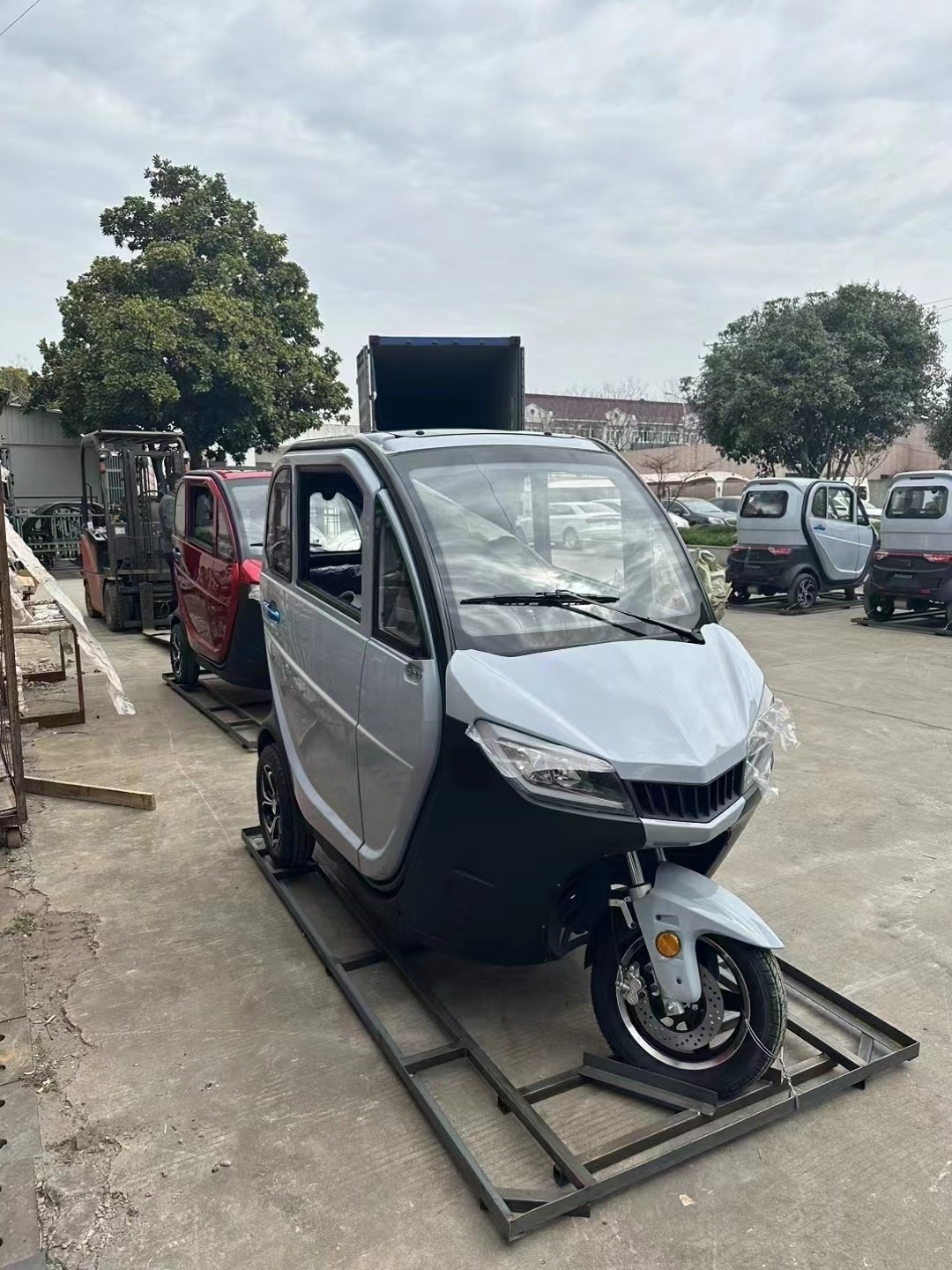 Electric Vehicle 2000w Motor Electric Fully Enclosed Tricycle Cheap 3 Wheel 4 Wheel 60V Closed 3 Wheel Bike Taxi for Sale Eec