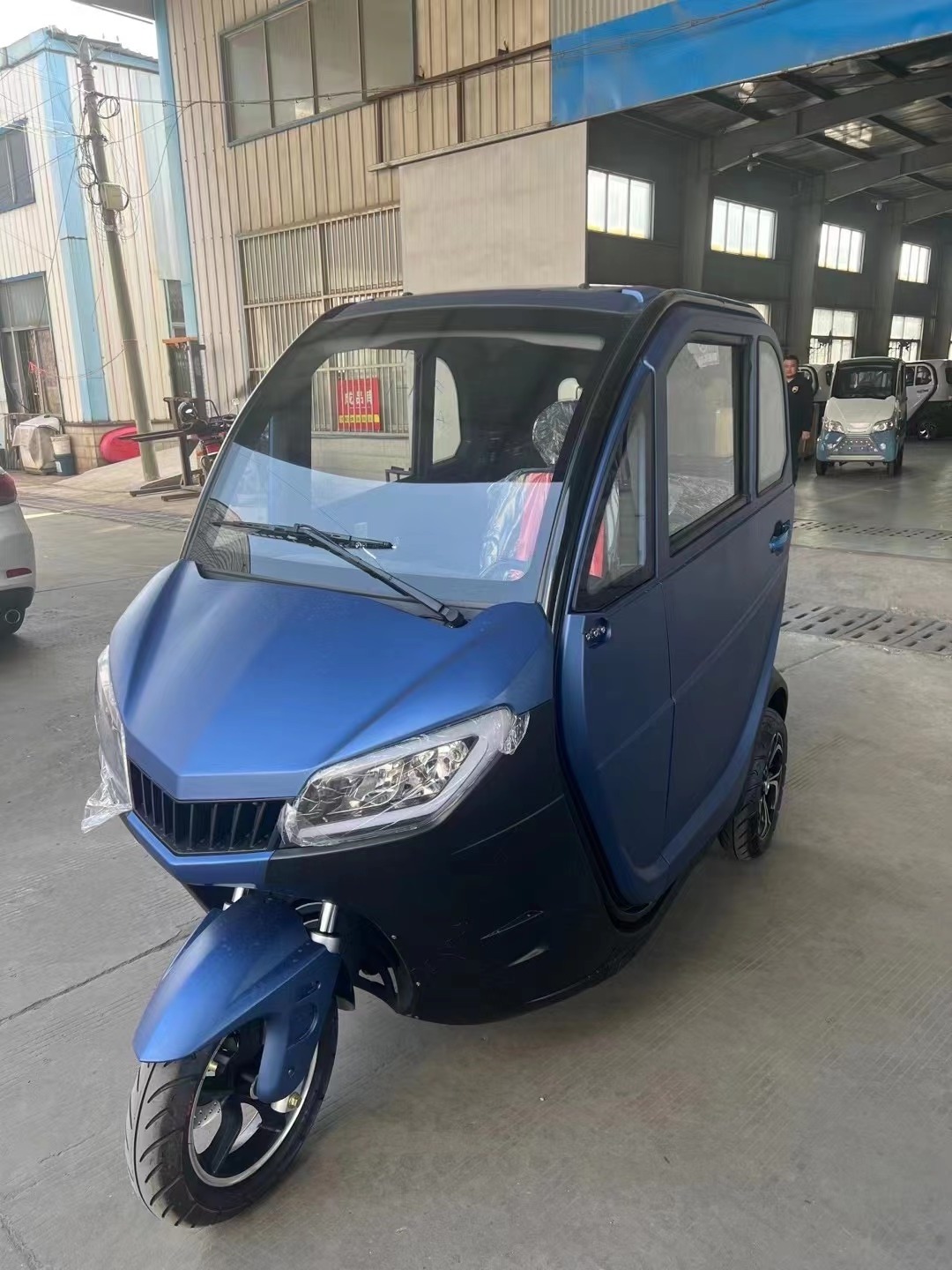 Electric Vehicle 2000w Motor Electric Fully Enclosed Tricycle Cheap 3 Wheel 4 Wheel 60V Closed 3 Wheel Bike Taxi for Sale Eec