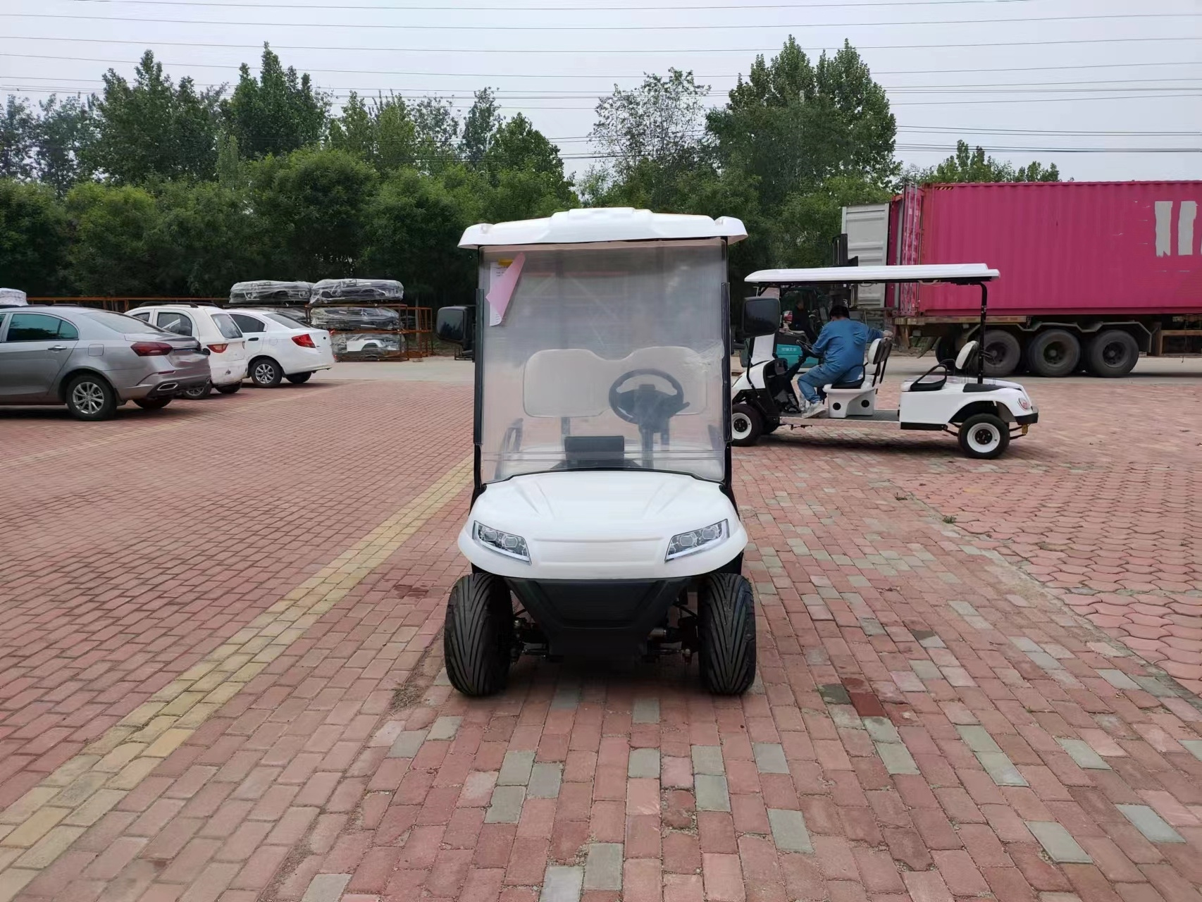 4-Seater Reception Shuttle Electric Sightseeing Bus, Low-Speed Golf Cart with Customizable Colors