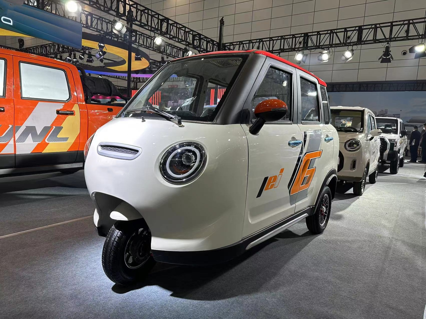 Autoking 3 Wheel Electric Taxi / Closed Cabin Passenger Tricycle Tuk Tuk/produces Electric Tricycles