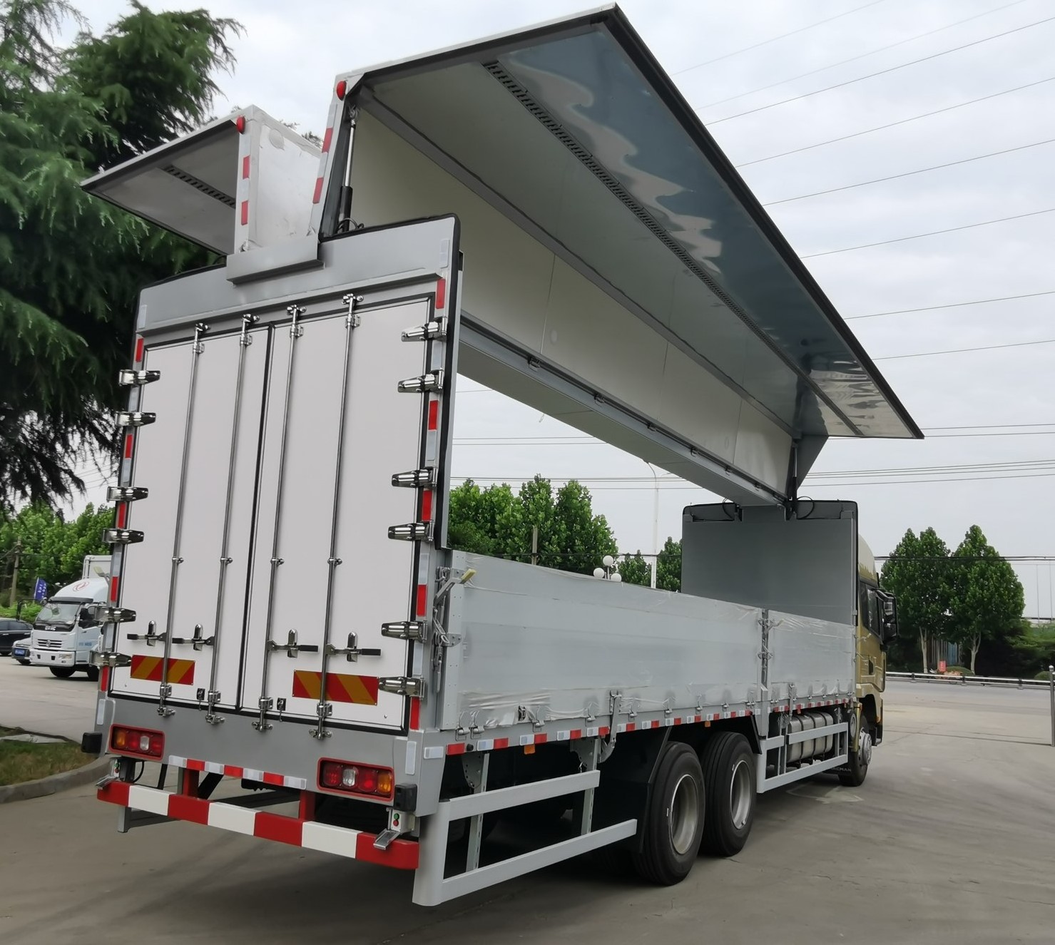 Shacman H3000 Cargo Fuel Truck 4X2 6X4 300Hp Lorry Cargo Truck Body Rear And Two Side Open Door Truck Aluminum Track Cargo