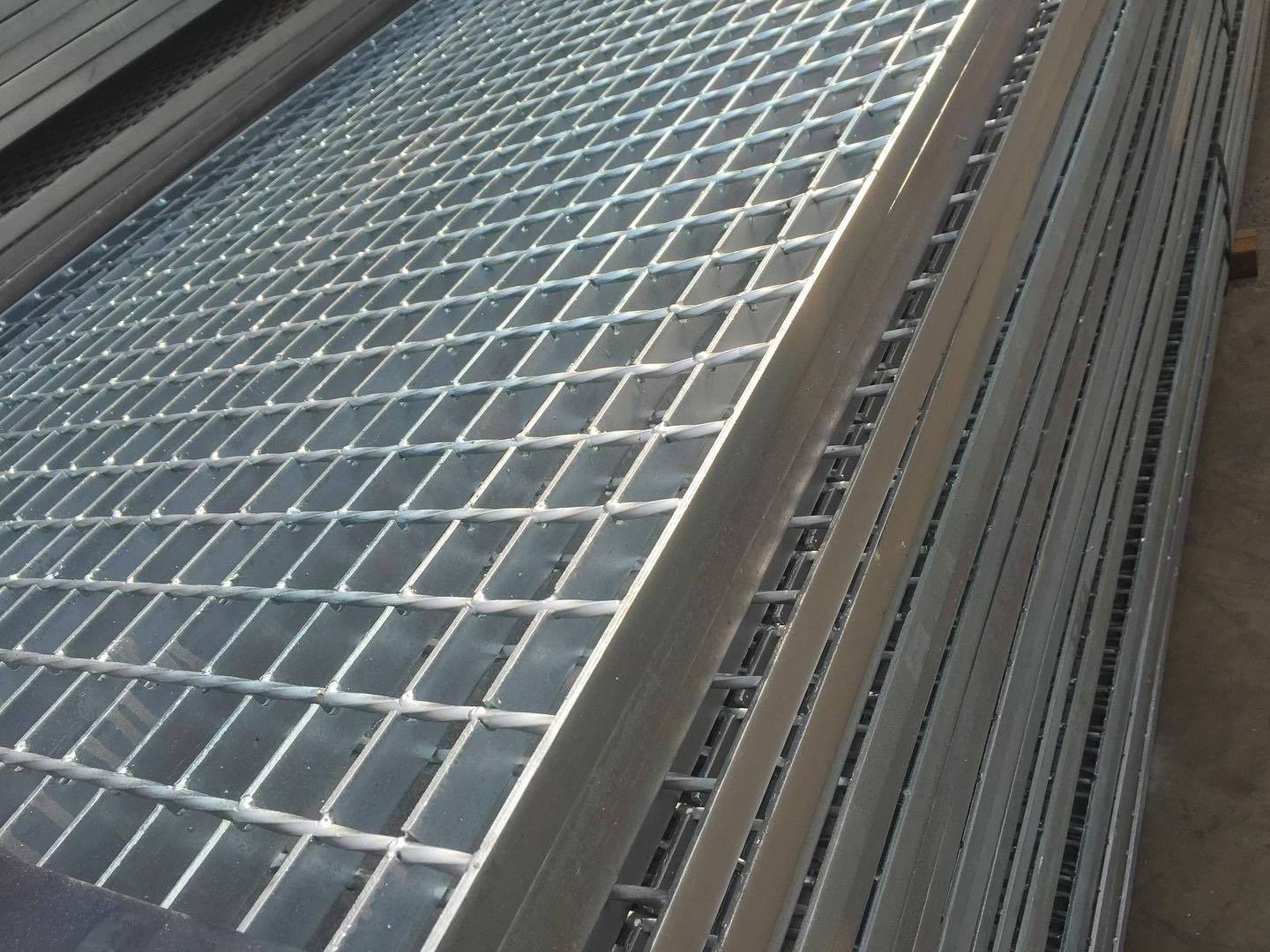 Hot Dipped Galvanized Steel  Grating Heavy Duty Serrated Metal Bearing Bar Steel Grating