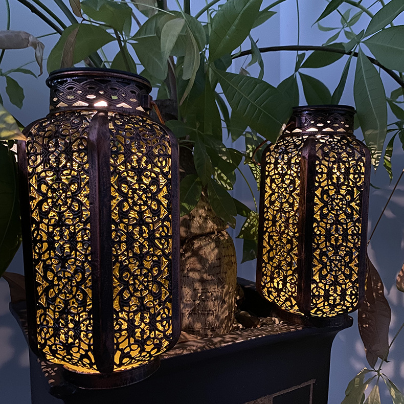 Outdoor Solar Hanging Lantern Lights Waterproof Metal LED Decorative Hanging Light for Garden Patio Tabletop Lanterns