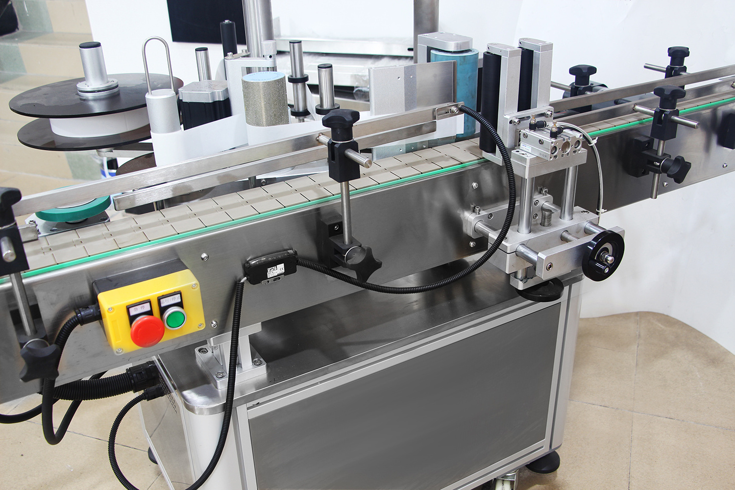 Automatic Barcode Sticker Vial Round Bottle Labeling Making Machine Labeling Machine for Plastic Bottles Small Chemical Malaysia