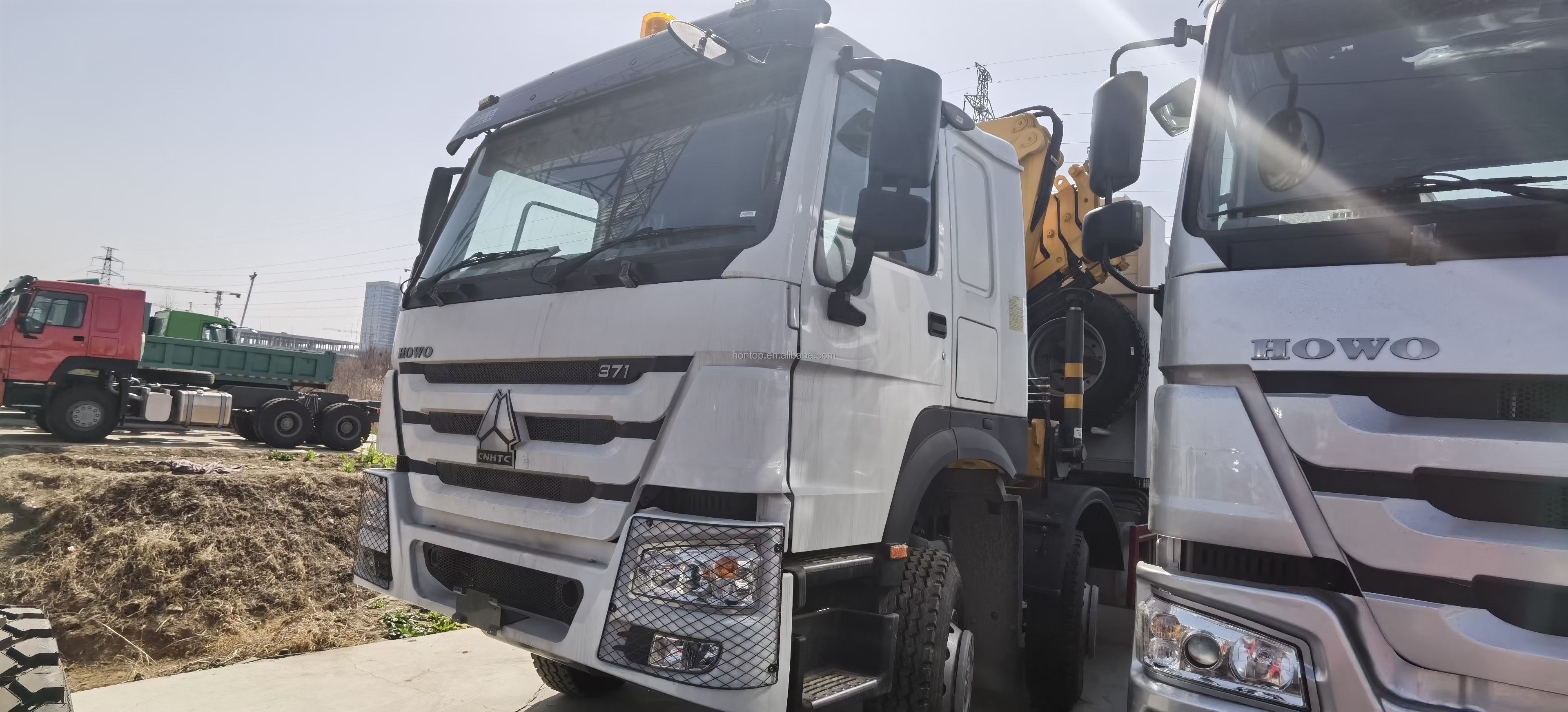 China SINOTRUK HOWO 15 Ton 8x4 12 Wheeler Garbage Tipper with Crane Dump Truck for Sale