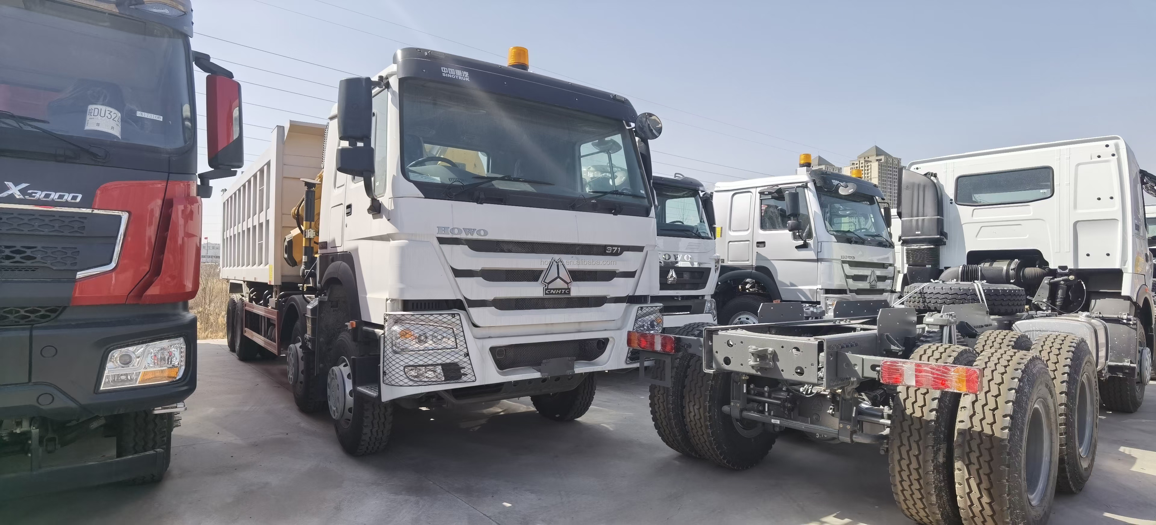 China SINOTRUK HOWO 15 Ton 8x4 12 Wheeler Garbage Tipper with Crane Dump Truck for Sale