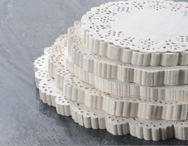 China Manufacturer Supply 100%Wood Food Grade Paper Lace Doilies Greaseproof Paper Doilies