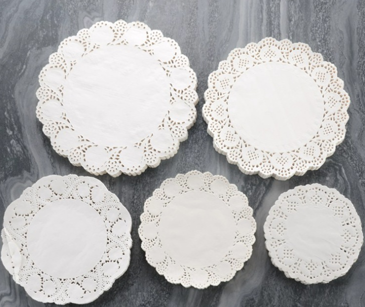 China Manufacturer Supply 100%Wood Food Grade Paper Lace Doilies Greaseproof Paper Doilies