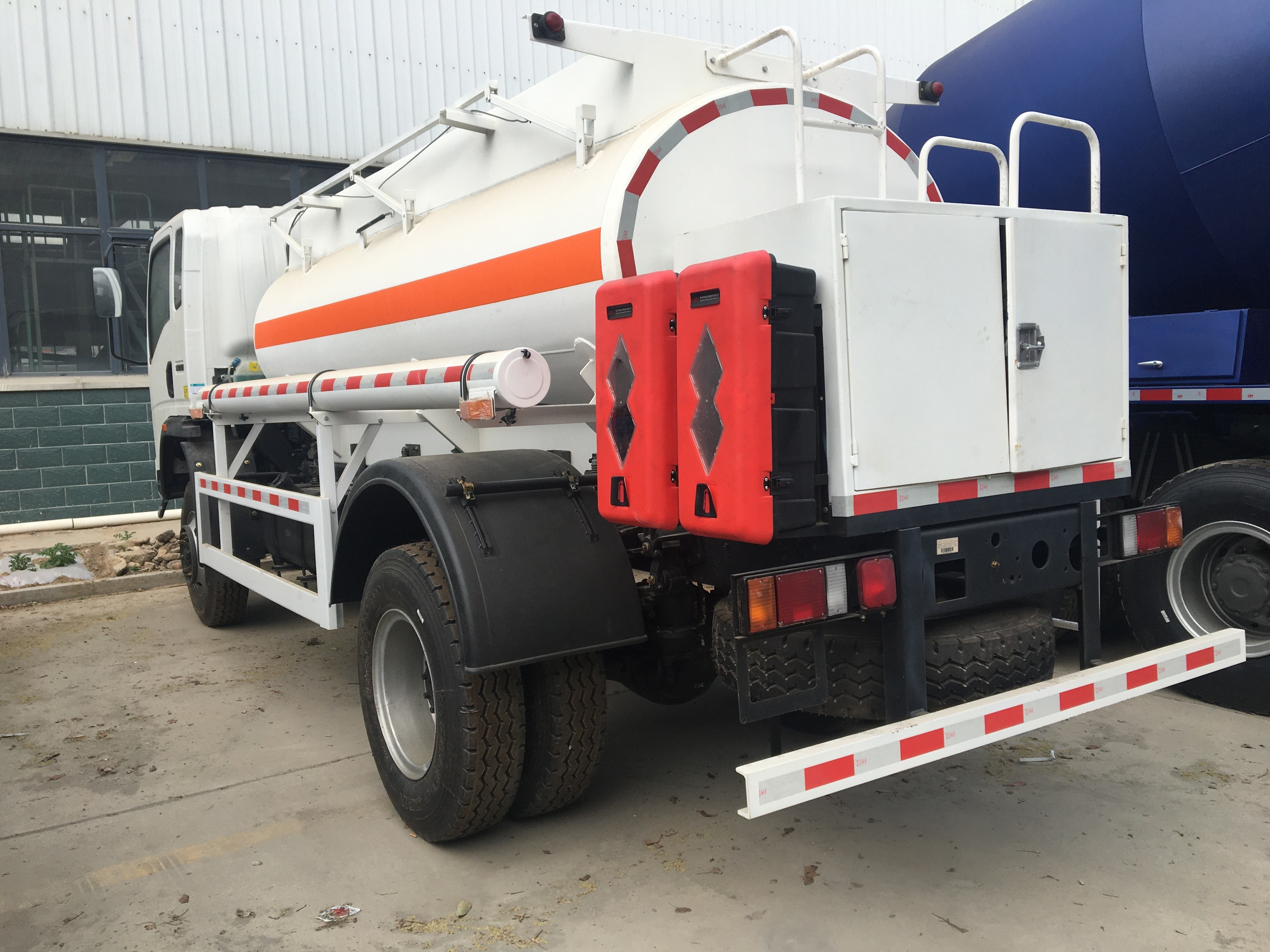 SINOTRUK HOWO 5 ton mini fuel tanker truck 5 m3 howo fuel tanker truck