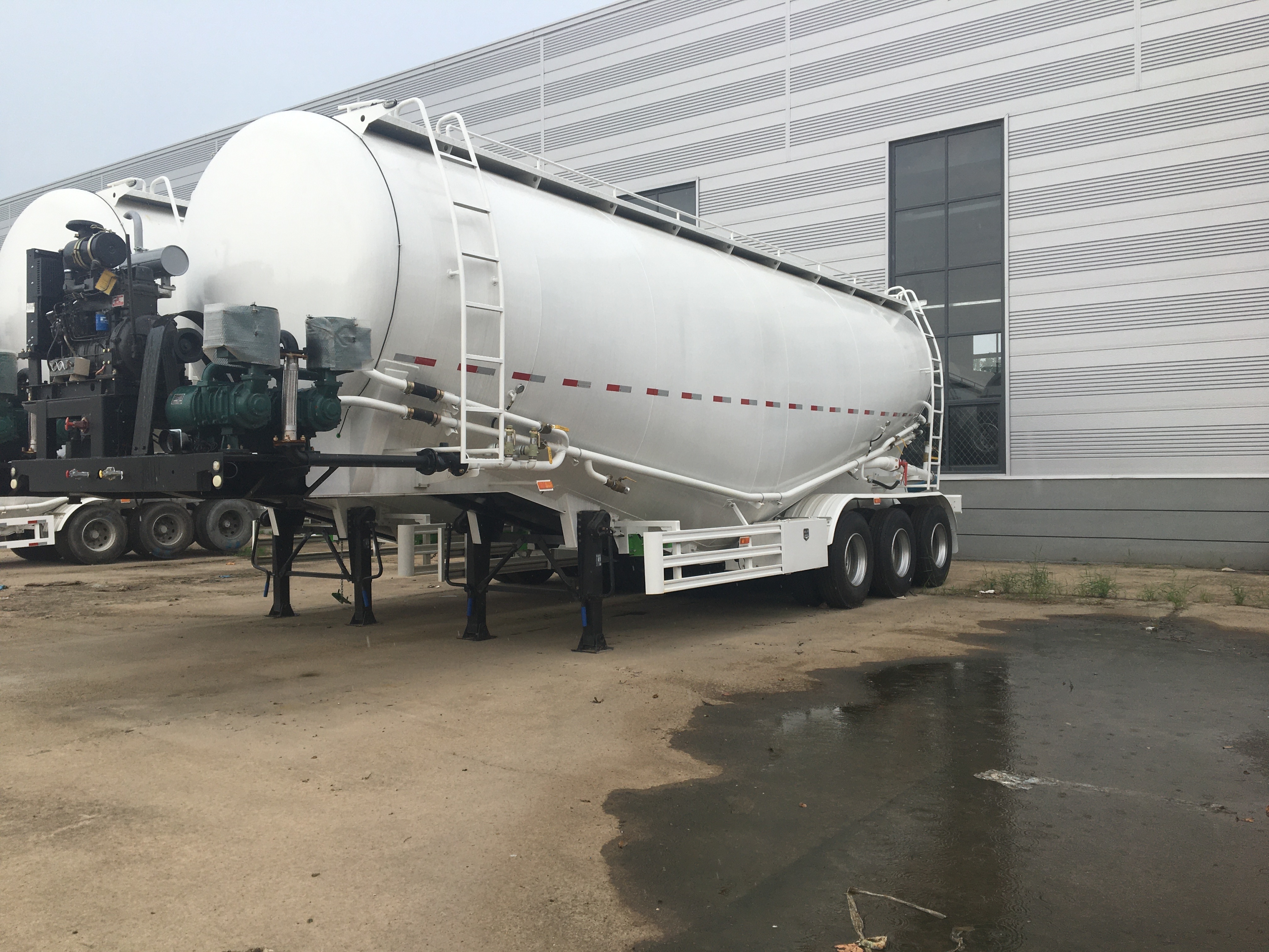 low price 60 ton 50 cbm cement tank trailer 40cbm 3 axle 40 cubic meter cement tanker trailer price