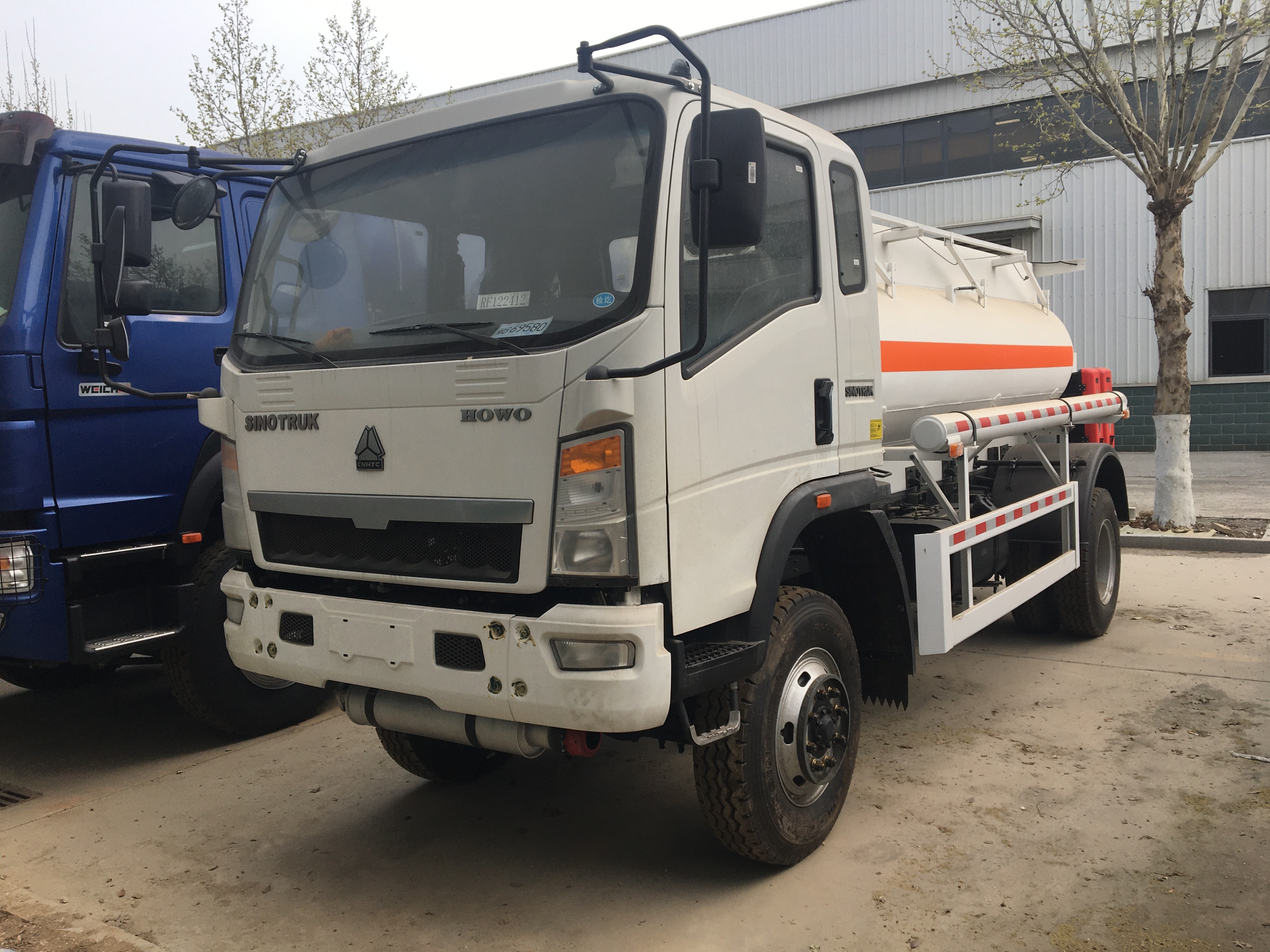 SINOTRUK HOWO 5 ton mini fuel tanker truck 5 m3 howo fuel tanker truck