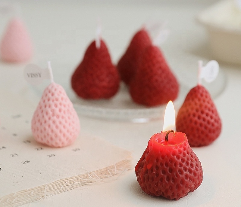 INS hot selling candle wholesale handmade decoration Christmas scented candles luxury new design strawberry scented candles