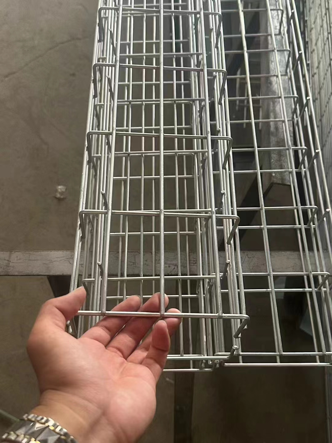 Stainless Steel Wire mesh Cable Tray with accessories  Under Desk Cable Management Tray Pre galvanized Wire Mesh Cable Tray