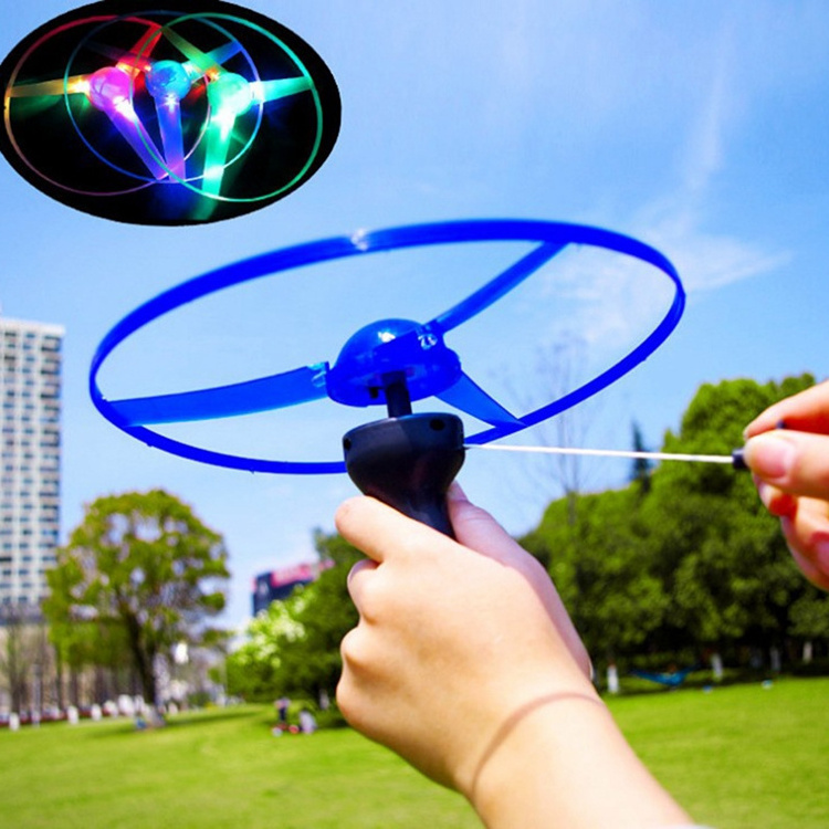 Hstyle Flying Toys Light up Disco Flyers Flying Spinner with Launchers and Lights Colorful Flying Disc LED Pull String Toy