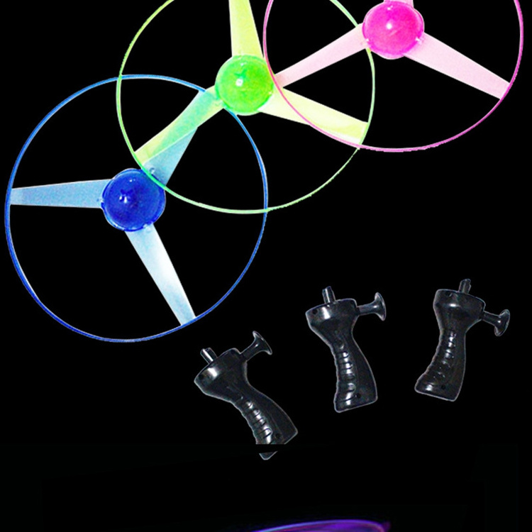 Hstyle Flying Toys Light up Disco Flyers Flying Spinner with Launchers and Lights Colorful Flying Disc LED Pull String Toy