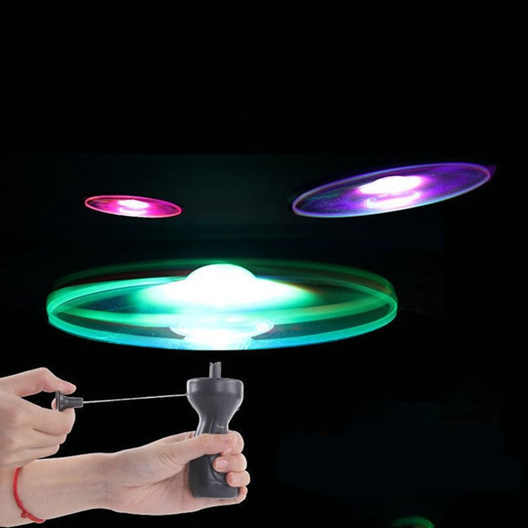 Hstyle Flying Toys Light up Disco Flyers Flying Spinner with Launchers and Lights Colorful Flying Disc LED Pull String Toy