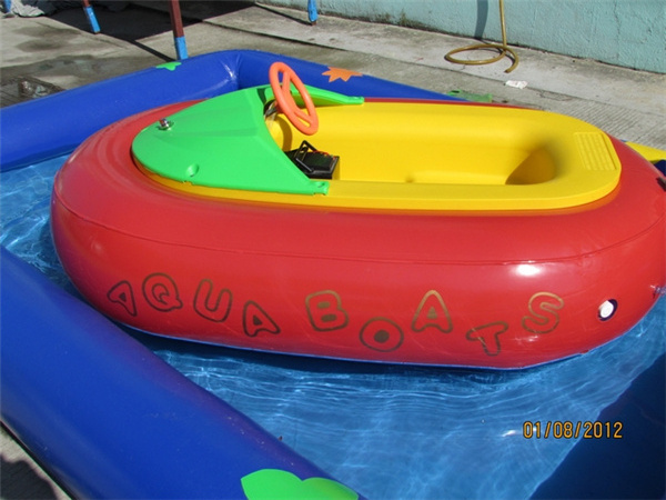 Mini bumper boat kids play on water electric boat