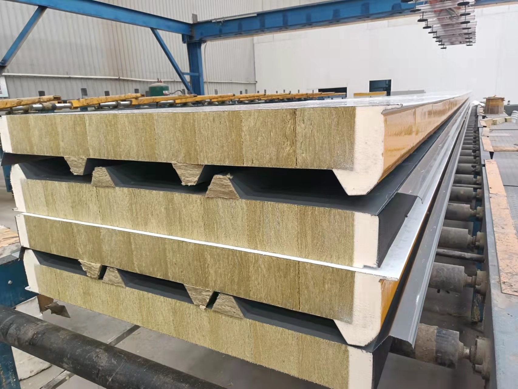 Metal sheet insulating panel Roof/Wall rock wool sandwich panel for workshop