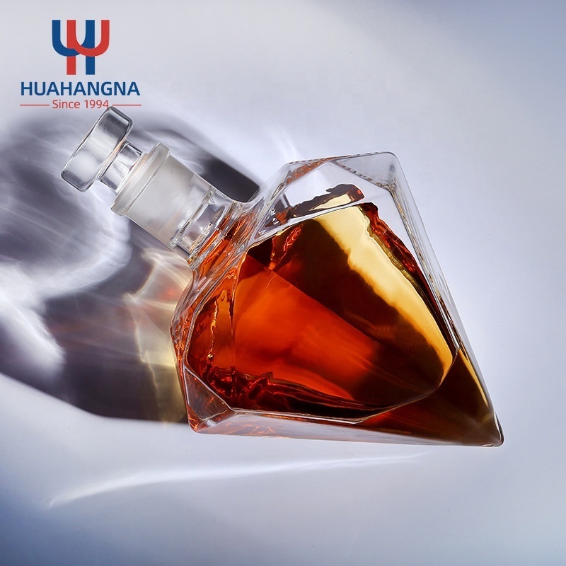 850ml Hand Made Diamond Shape Borosilicate Glass Liquor Whiskey Decanter with Wooden Holder for Bourbon Rum