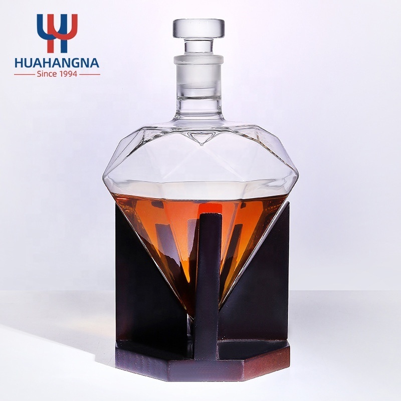 850ml Hand Made Diamond Shape Borosilicate Glass Liquor Whiskey Decanter with Wooden Holder for Bourbon Rum