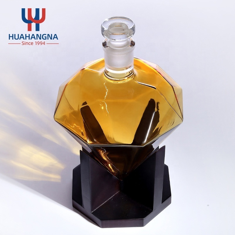 850ml Hand Made Diamond Shape Borosilicate Glass Liquor Whiskey Decanter with Wooden Holder for Bourbon Rum