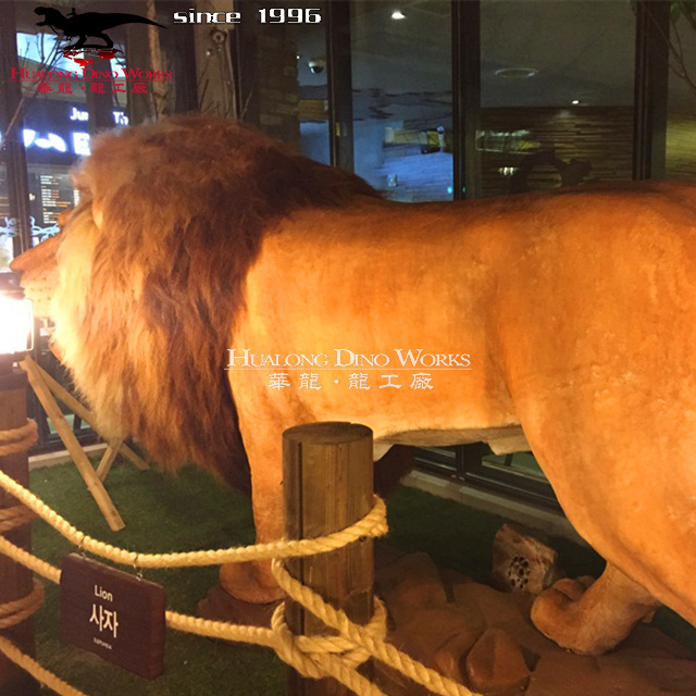 Artificial animatronic realistic animals life size lion  animal model