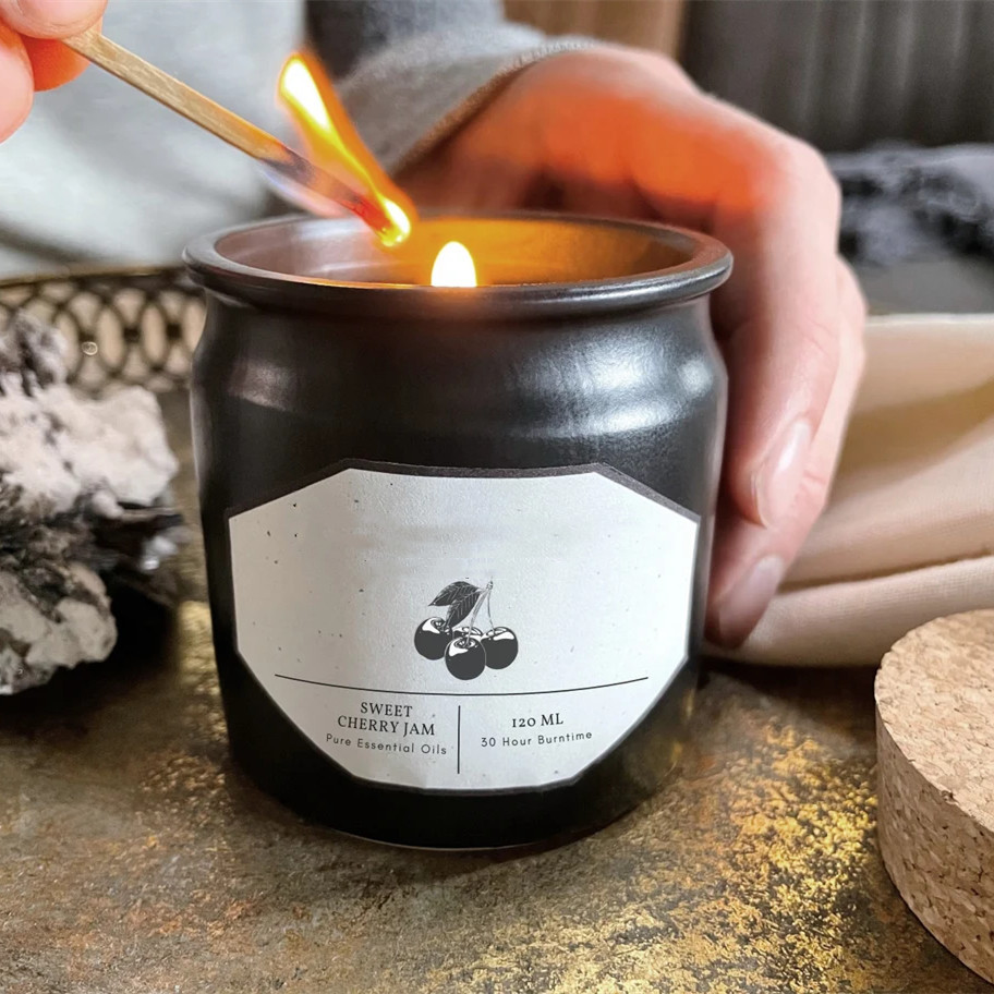 Huaming Luxury Custom Made Cork Black Tin Jar Soy Wax Scented Candle Sweet Cherry Jam Mini Size Scented Candles in Bulk No Label