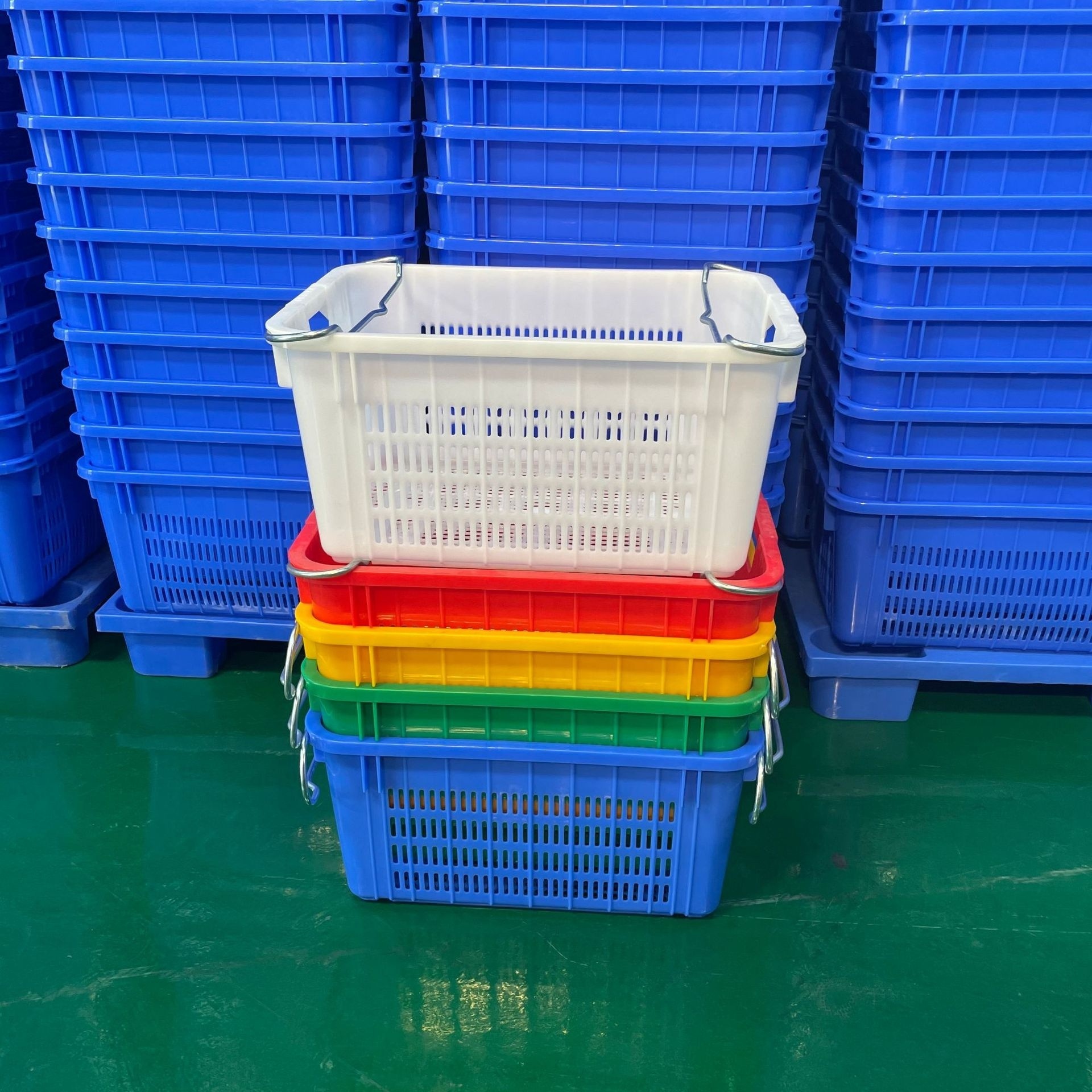 Large 625*420*300MM HDPE Mesh Basket Stackable Metal Vegetable Harvesting Crates for Plastic Fruit Storage