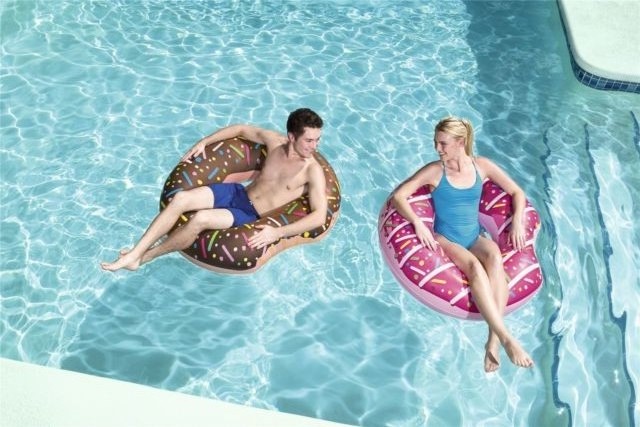 Bestway 36118 Inflatable classic donut shaped swimming ring pool float