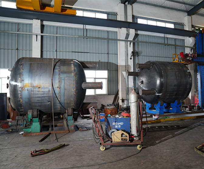 0.5T 1T 1.5T 2.0T Stainless Steel 304 316 Buffer Tank Storage Water Tank With Round Shape