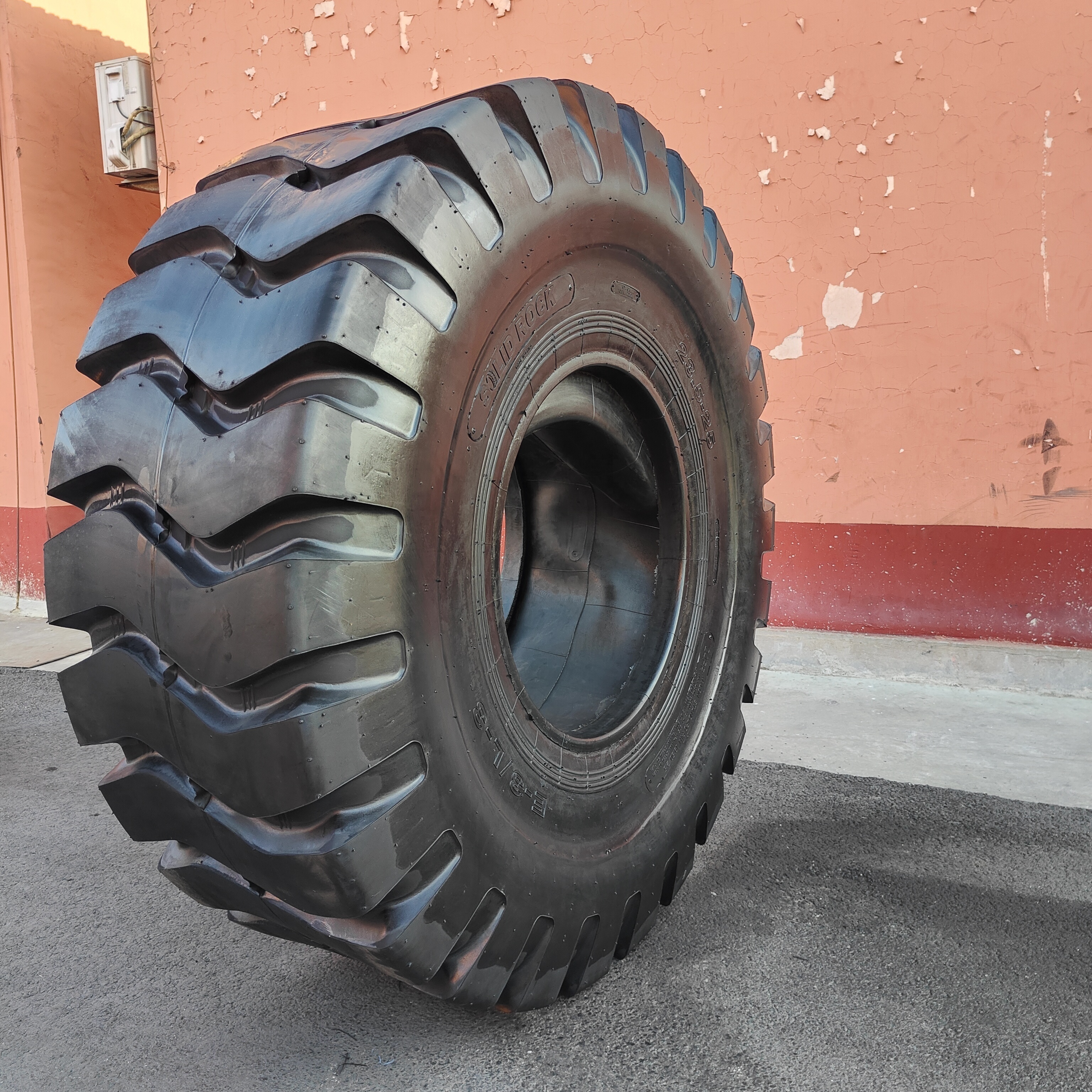 China Supplier OTR OFF The Road Tire 20.5-25 23.5-25 26.5-26 29.5-25 27.00-49 17.5-25