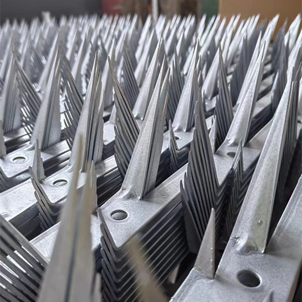 Medium Size Waterproof Galvanized Razor Point Wall Spikes For Fence And Wall With Steel Wire Material