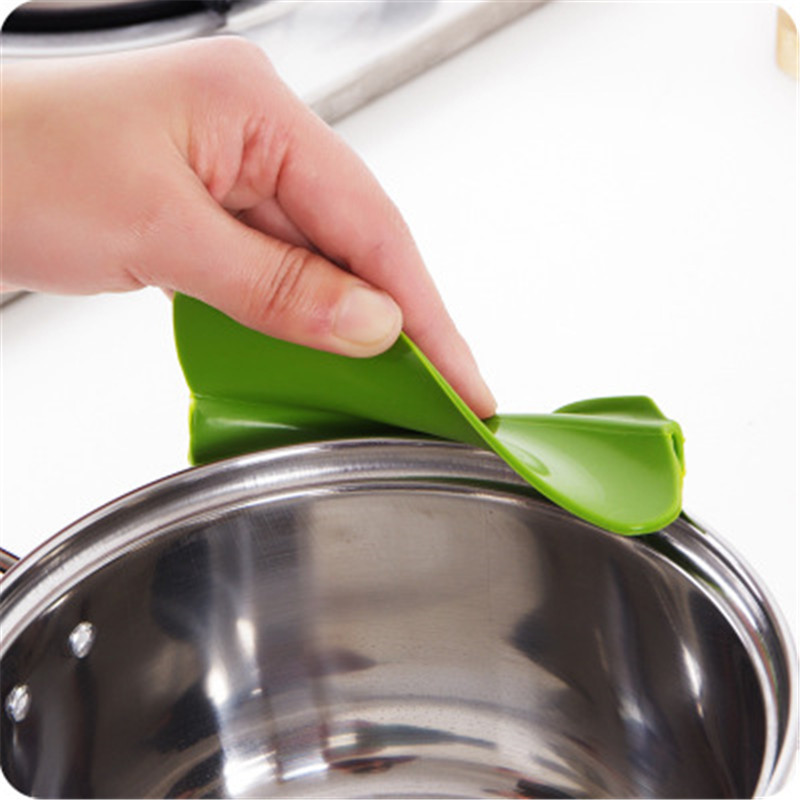 Anti-spill Silicone Slip on Pour Soup Spout Funnel for Pots Pans Kitchen Gadget Tool Portable Silicone Liquid Funnel