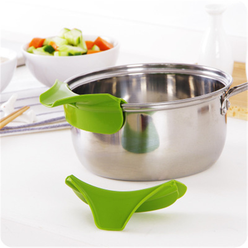 Anti-spill Silicone Slip on Pour Soup Spout Funnel for Pots Pans Kitchen Gadget Tool Portable Silicone Liquid Funnel