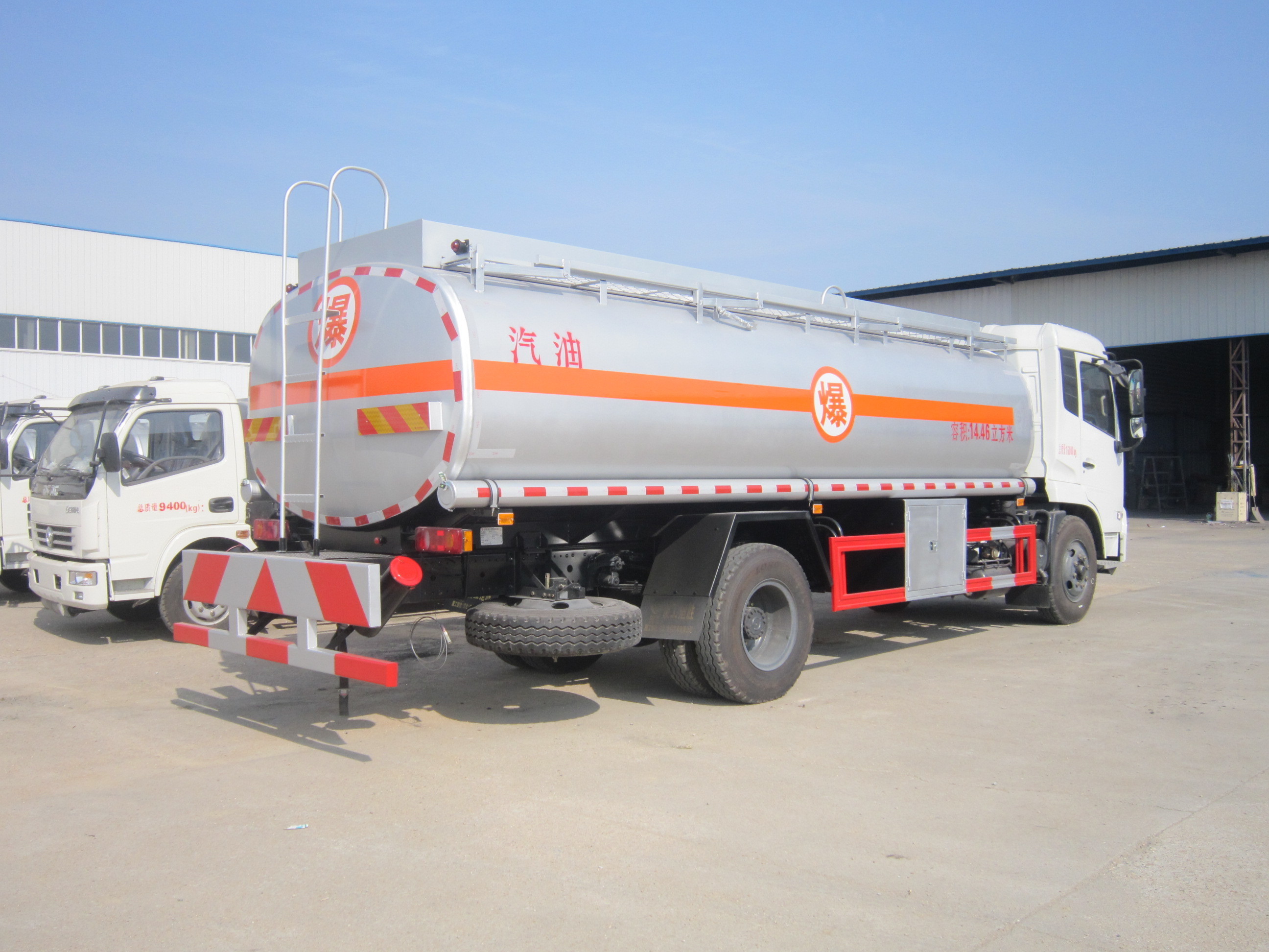 Dongfeng Kingrun 4x2 15000L fuel tank truck fuel tanker truck, oil tank truck factory supply