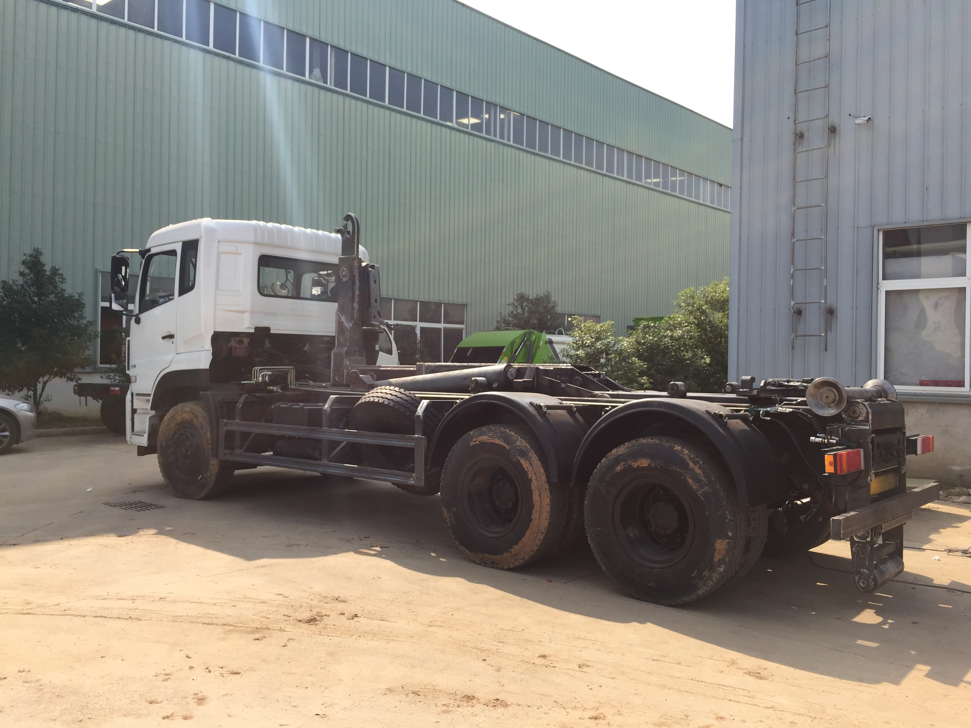 DONGFENG 6x4 euro 3 heavy duty 18 Tons Roll Arm Container Garbage Truck Hook lifter truck for sale