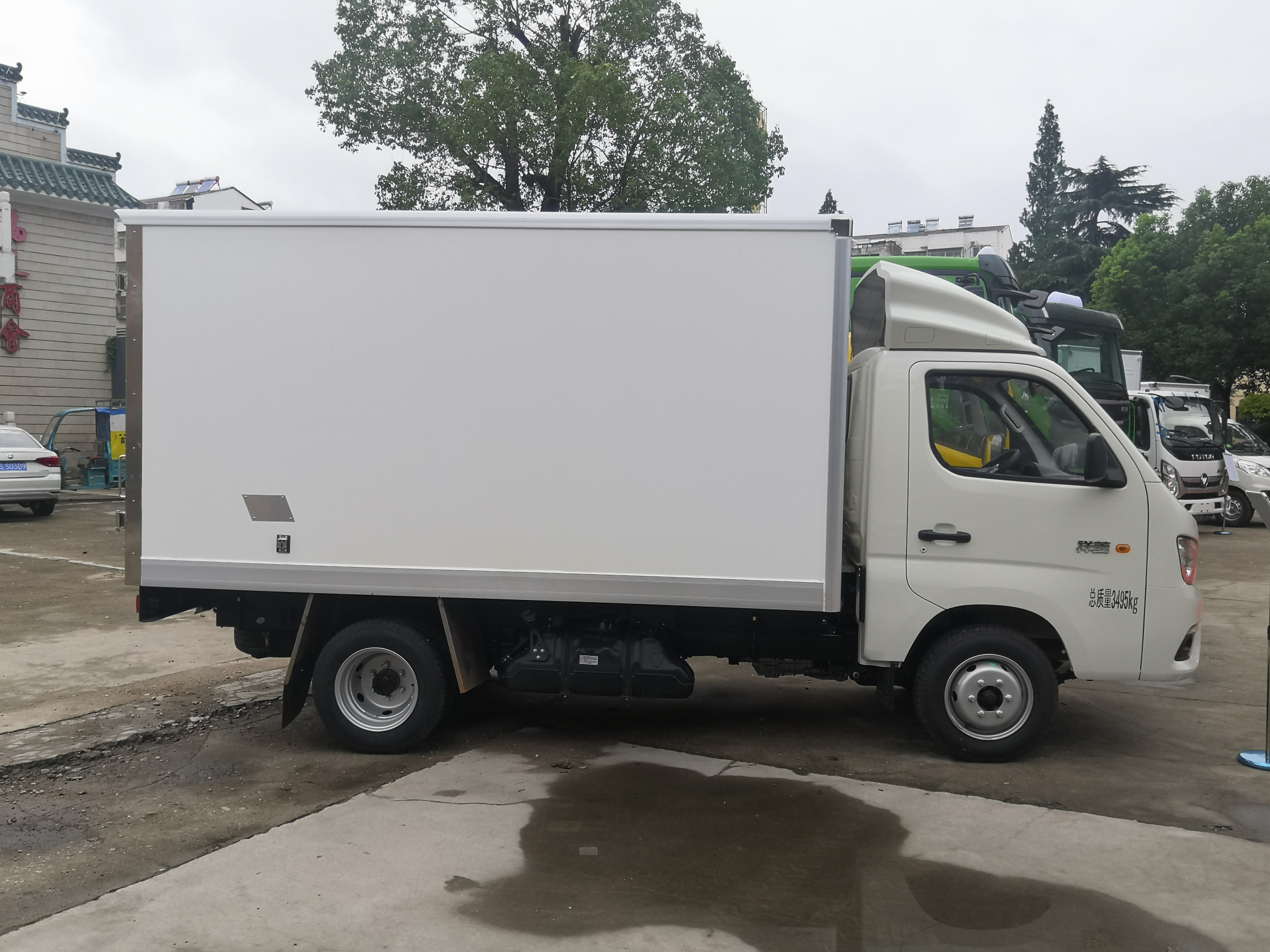 Mini van box truck 1T loading FOTON small 4x2 gasoline van cargo truck factory