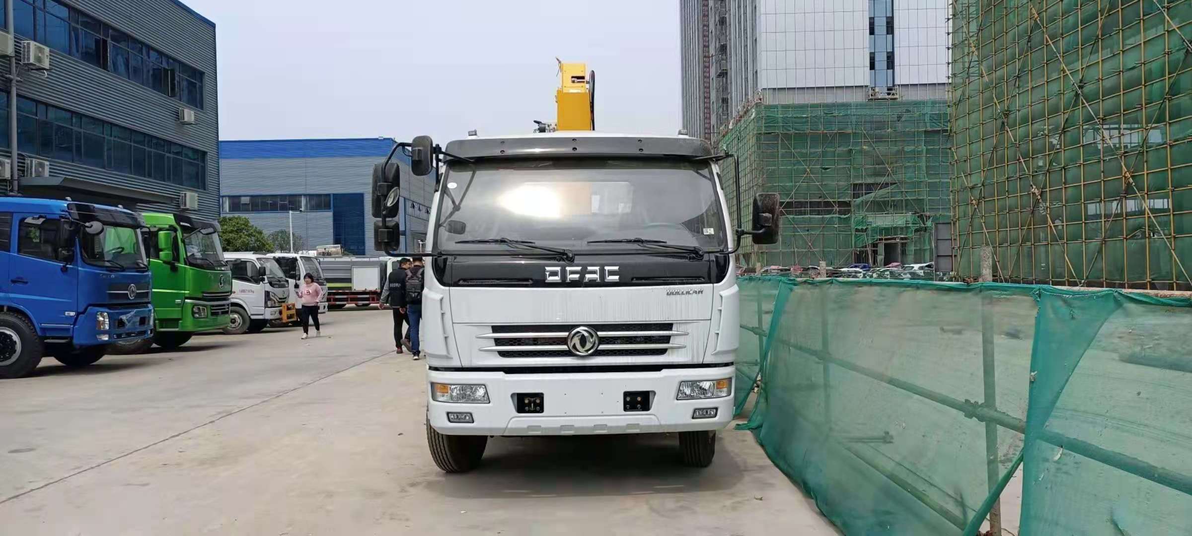 Newest price Dongfeng mini size 4x2 cargo truck / dump truck 5 tons mounted 2 tons hydraulic straight arm crane for sale