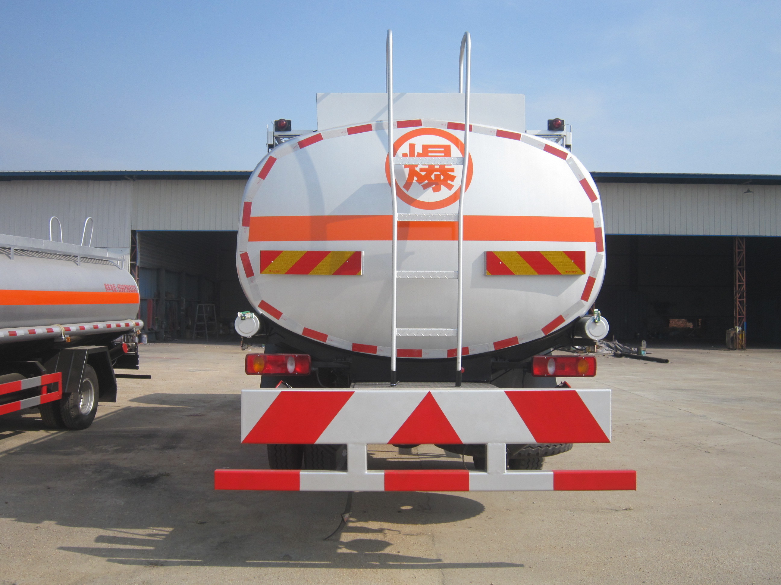 Dongfeng Kingrun 4x2 15000L fuel tank truck fuel tanker truck, oil tank truck factory supply