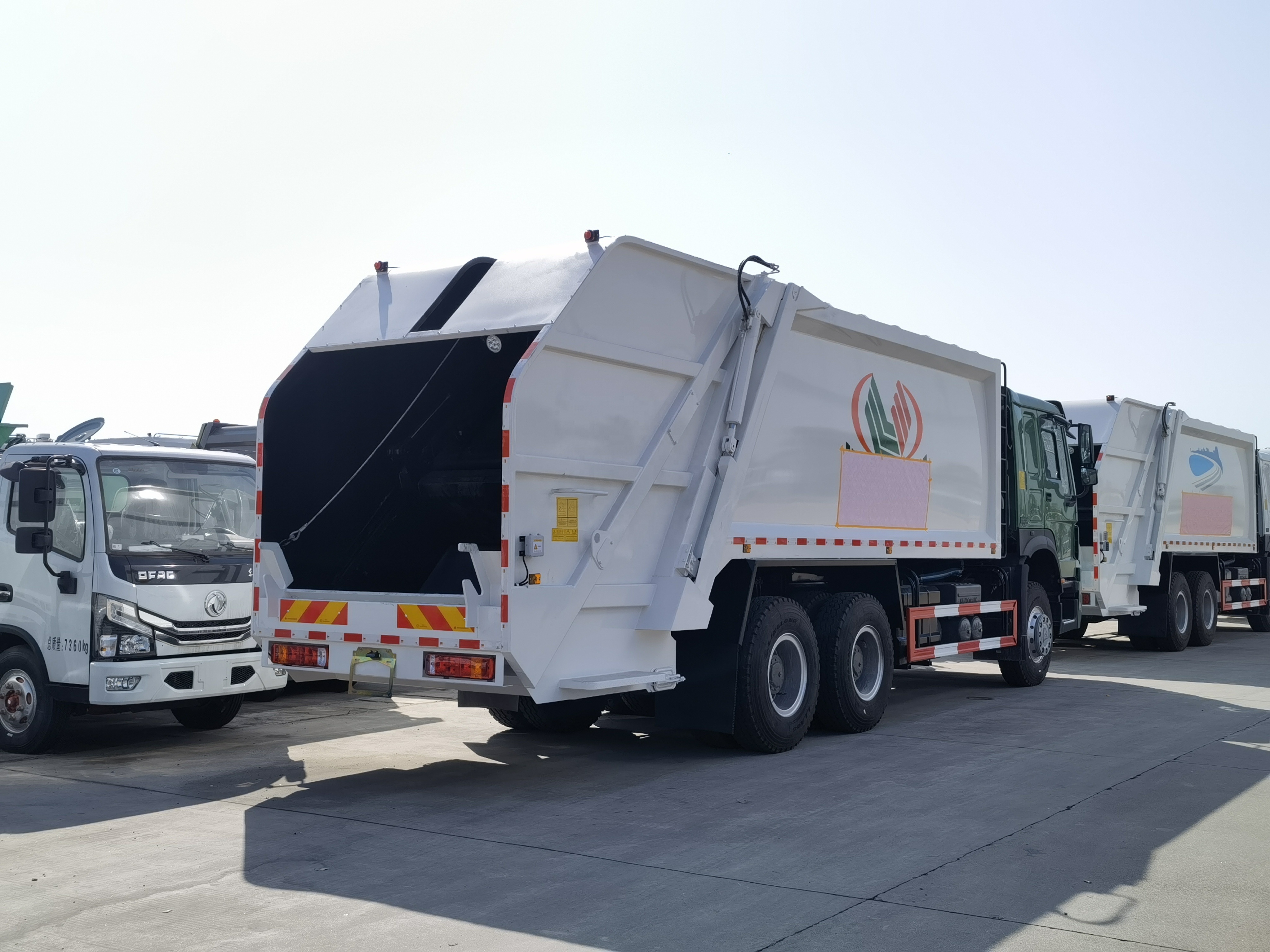 Trash Truck Sinotruk Howo Compactor Garbage Truck 6X4 garbage transportation truck