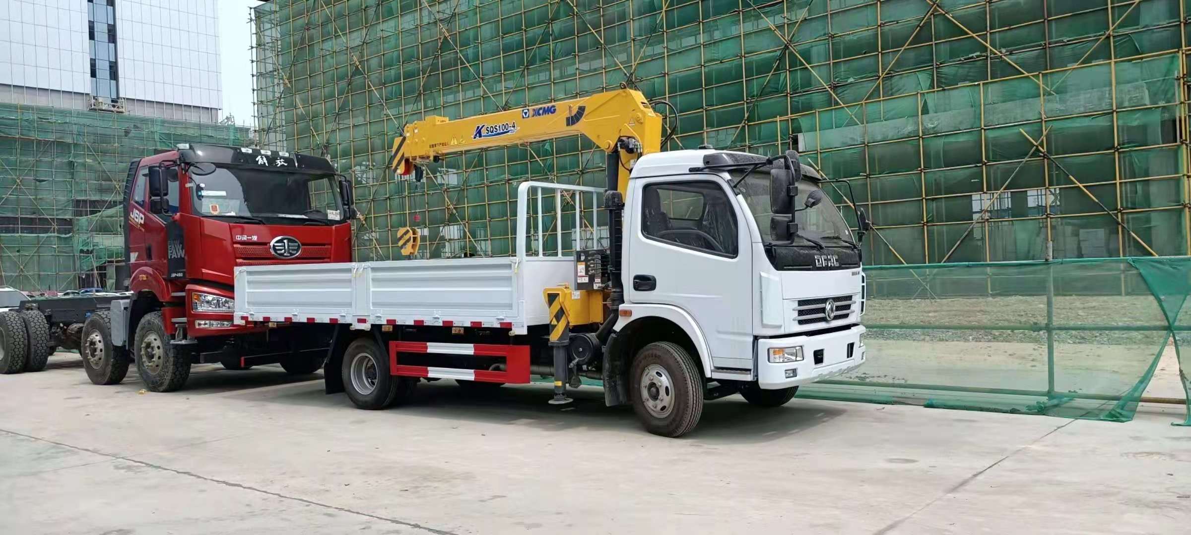 Newest price Dongfeng mini size 4x2 cargo truck / dump truck 5 tons mounted 2 tons hydraulic straight arm crane for sale